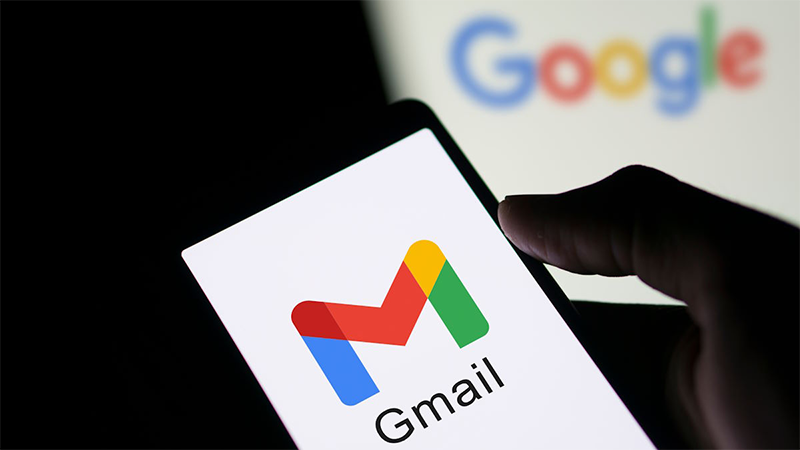 Ręka trzymajaca telefon z logo Gmail
