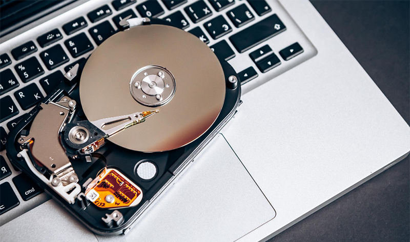 Dysk HDD położony na laptopie