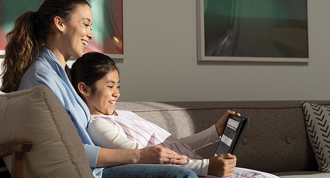 Szczęśliwa rodzina z tabletem Windows10
