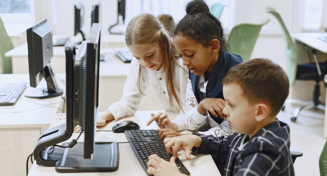 Dzieci uczące się na komputerze z systemem Windows10
